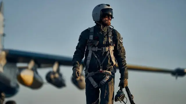 Пилот на фоне истребителя