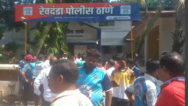 रेवदंडा पोलीस ठाण्याबाहेरची गर्दी
