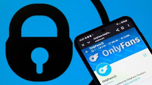 Bir akıllı telefon ekranında OnlyFans yazıyor ve arka planda büyük siyah kilit piktogramı var. 