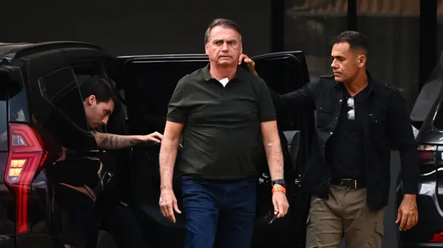 Bolsonaro voltou à prisão domiciliar em sua residência em Brasília horas depois de ser internado em um hospital privado para cirurgia.