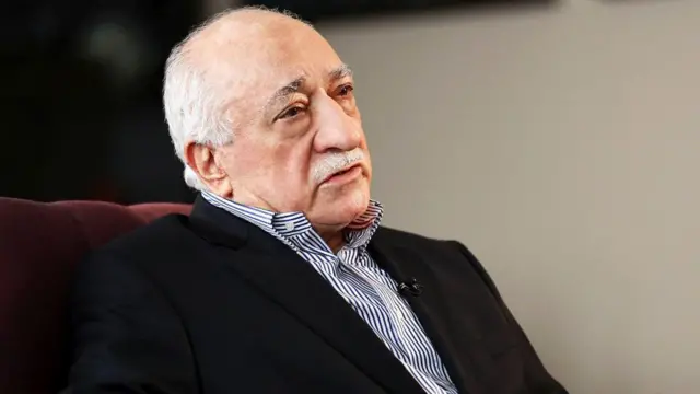 Fethullah Gülen'in 2015'te ABD'de çekilmiş bir fotoğrafı. Üzerinde siyah bir ceket var. Ceketin yakasında küçük bir mikrofon görülüyor.