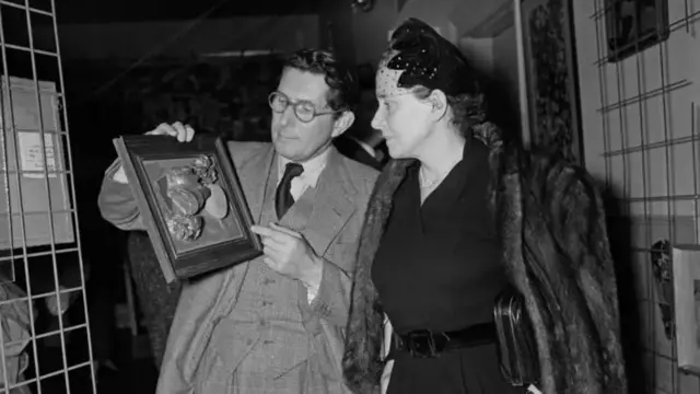 Miller na Penrose walikutana mwaka wa 1937. Miaka kumi baadaye walijaaliwa na mwana wa pekee, Antony Penrose.