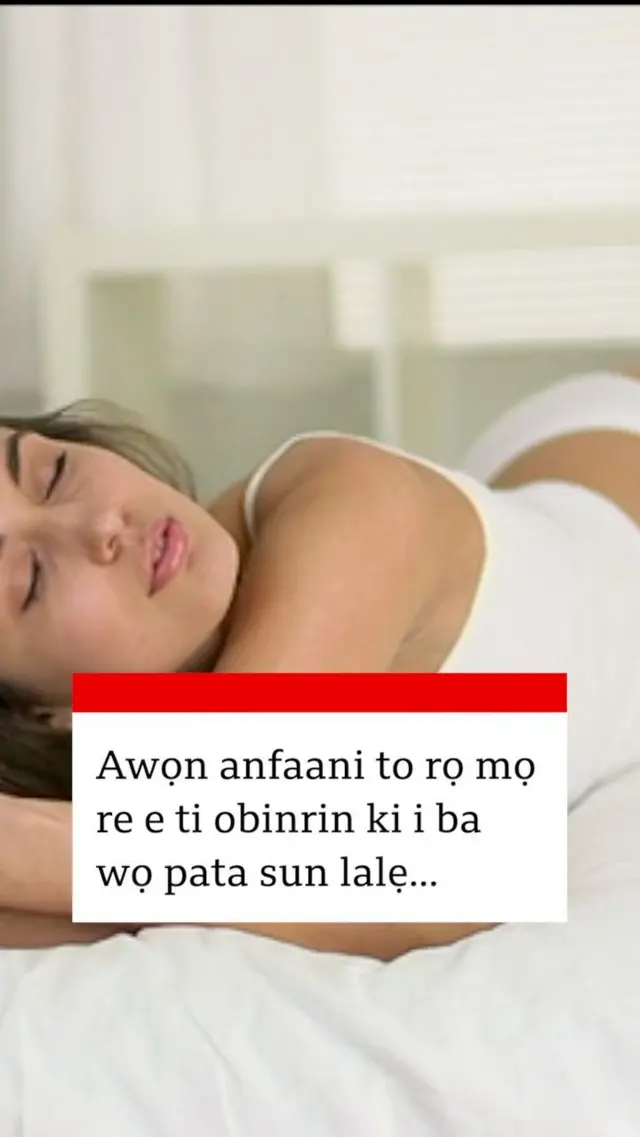 Obinrin to n sun lori ibusun pẹlu bata ati awọtẹlẹ funfun to fi ara silẹ