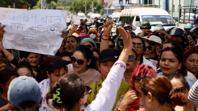 बालिका बलात्कारको विषयमा न्याय माग्दै सडकमा विरोध