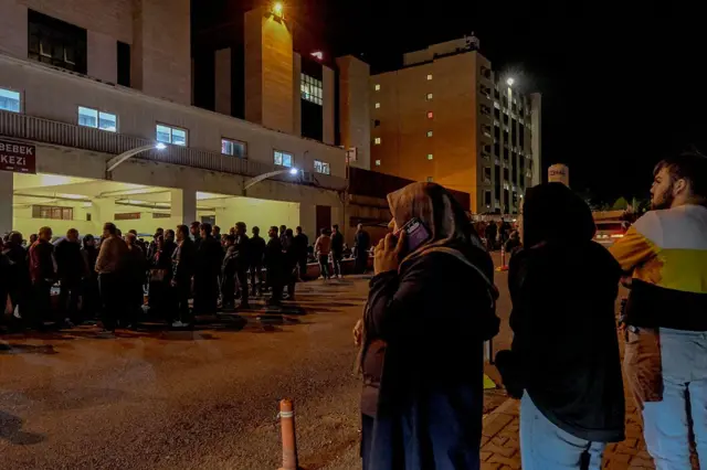 Қурбонлар ва яраланганлар яқинлари Қаҳраманмарашдаги касалхона қаршисига йиғилганлар