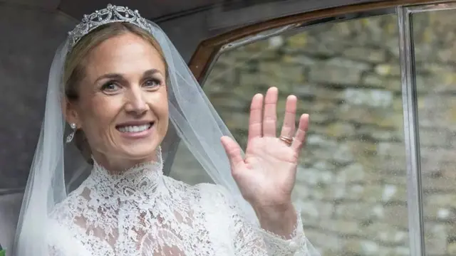 Dharkeeda arooska waxaa naqshadeeyay Emilia Wickstead 
