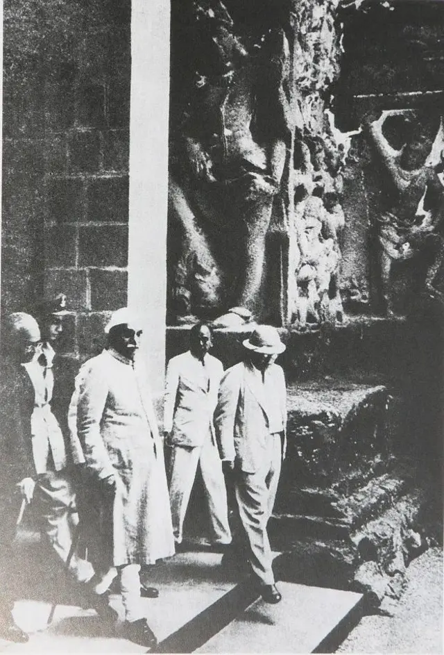 तत्कालीन राष्ट्रपती डॉ. राजेंद्र प्रसाद यांच्यासोबत वेरुळची लेणी पाहताना डॉ. आंबेडकर.