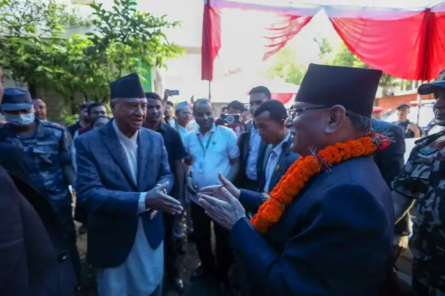 शेर बहादुर दुुउबा (बाएं) के साथ दाहाल