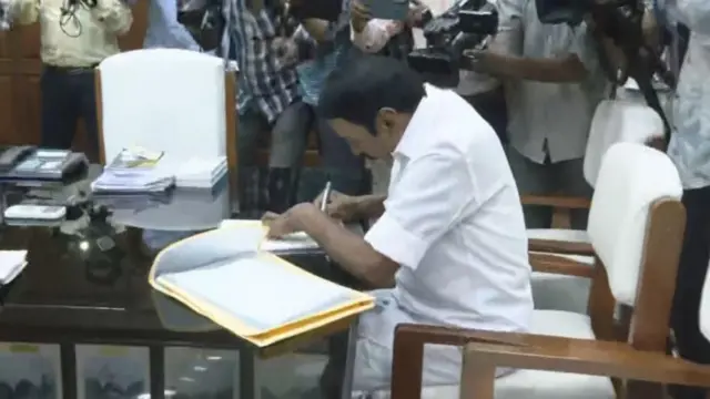 நவம்பர் 26ஆம் தேதியன்று செங்கோட்டையன் தனது சட்டமன்ற உறுப்பினர் பதவியை ராஜிநாமா செய்தார்