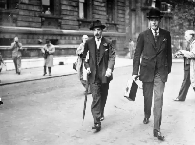 Nevile Henderson (ortada)