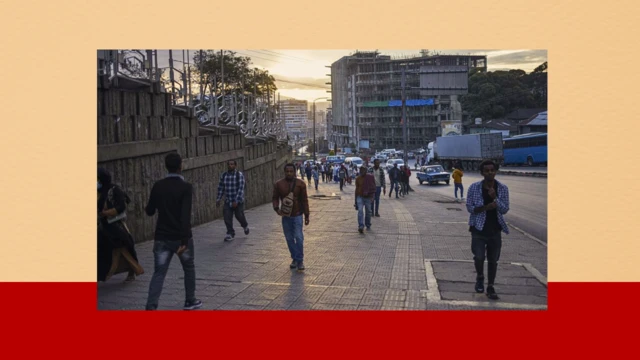 አዲስ አበባ ከተማ ከንቲባ ጽህፈት ቤት አካባቢ እየተራመዱ ያሉ ነዋሪዎች