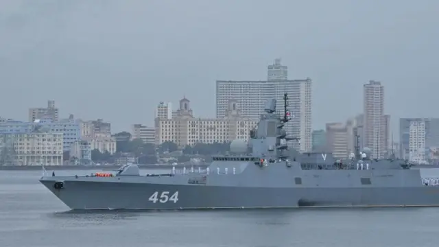 La fragata de clase rusa Almirante Gorshkov, parte del destacamento naval ruso que visita Cuba, llegando al puerto de La Habana.