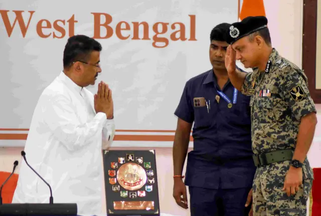 সীমান্তে কাঁটাতারের বেড়া দেওয়ার জন্য জমি হস্তান্তর করার সময়ে বিএসএফের মহাপরিচালক প্রভীন কুমারের সঙ্গে পশ্চিমবঙ্গের মুখ্যমন্ত্রী শুভেন্দু অধিকারী