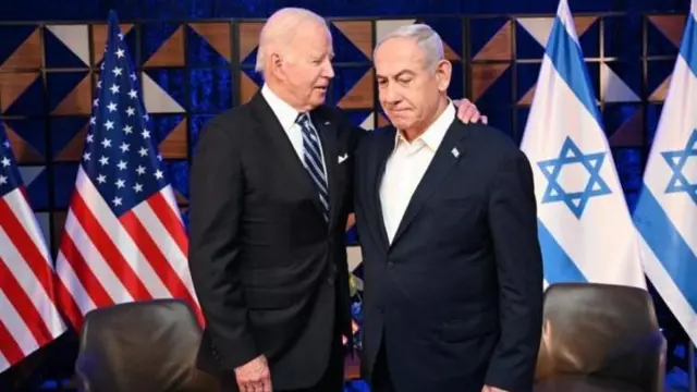 Rais wa Marekani Joe Biden (kushoto) na Waziri Mkuu Benjamin Netanyahu (kulia) mjini Tel Aviv, Oktoba 18, 2023.