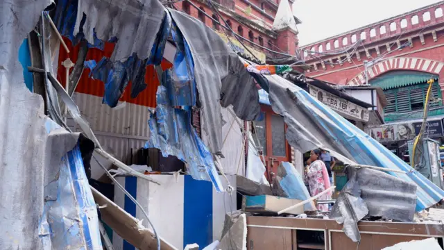 কলকাতার নিউ মার্কেটে বুলডোজার দিয়ে ভেঙে ফেলা মাংসের দোকান