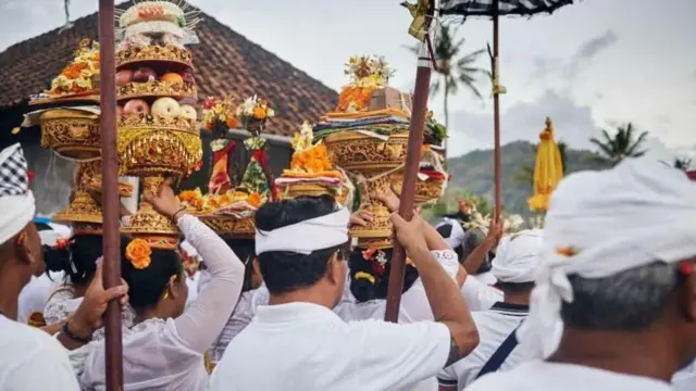 Huko Bali,watu hutoa sadaka kwa miungu yao katika tamasha la Purnama