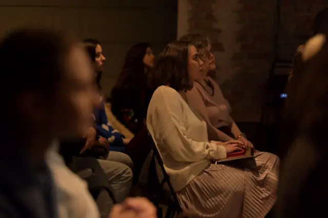 Ольга Карі під час церемонії нагородження сидить у залі серед інших глядачів