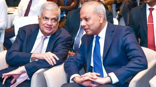 "මගේ ජීවිතය නැතිවෙන්න පුළුවන්. මාව මහමග මරලා දාන්න පුළුවන්. ඒක අදද, හෙටද අනිද්දාද කියලා දන්නේ නැහැ. ඒකට ජනාධිපතිවරයාත්, සාගල රත්නායකත් ඉදලා ඒකට වගකියන්න වෙයි.”රොෂාන් රණසිංහ පාර්ලිමේන්තුවේදී ප්‍රකාශ කළේය.