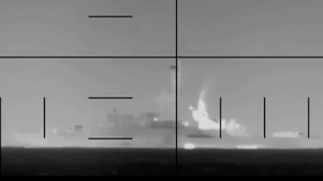 İran gemisinin, denizaltıdan hedef alındığını gösteren siyah beyaz bir görüntü.