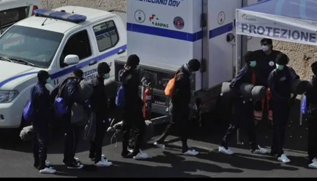 Abimukira barakirwa n'abashinzwe ubuzima n'umupaka ndetse na Croix Rouge kimwe n'abakozi ba LONI