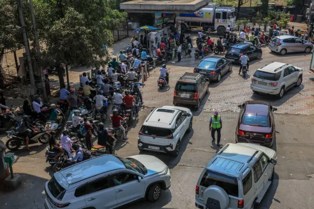 Hintli sürücüleri, Mumbai kentinde 26 Mart 2026’da yerel bir akaryakıt istasyonunda benzin almak için sırada. 