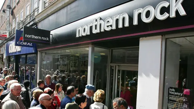 Northern Rock şubelerinin önündeki kuyruklar.