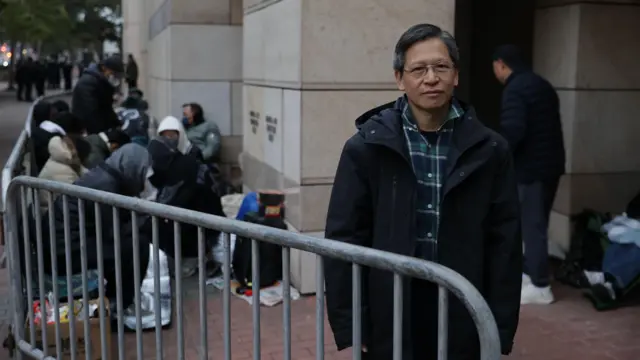 原香港支联会常委邓岳君在西九龙法院大楼外彻夜排队轮候入庭旁听审判(22/1/2026)