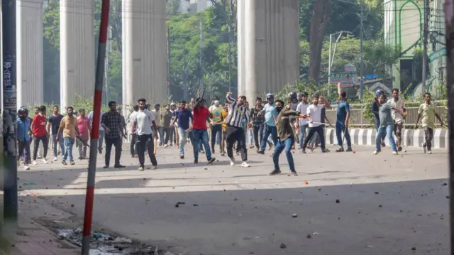 बांग्लादेश में छात्रों के विरोध प्रदर्शन ने शेख़ हसीना को इस्तीफ़ा देने पर मजबूर किया.