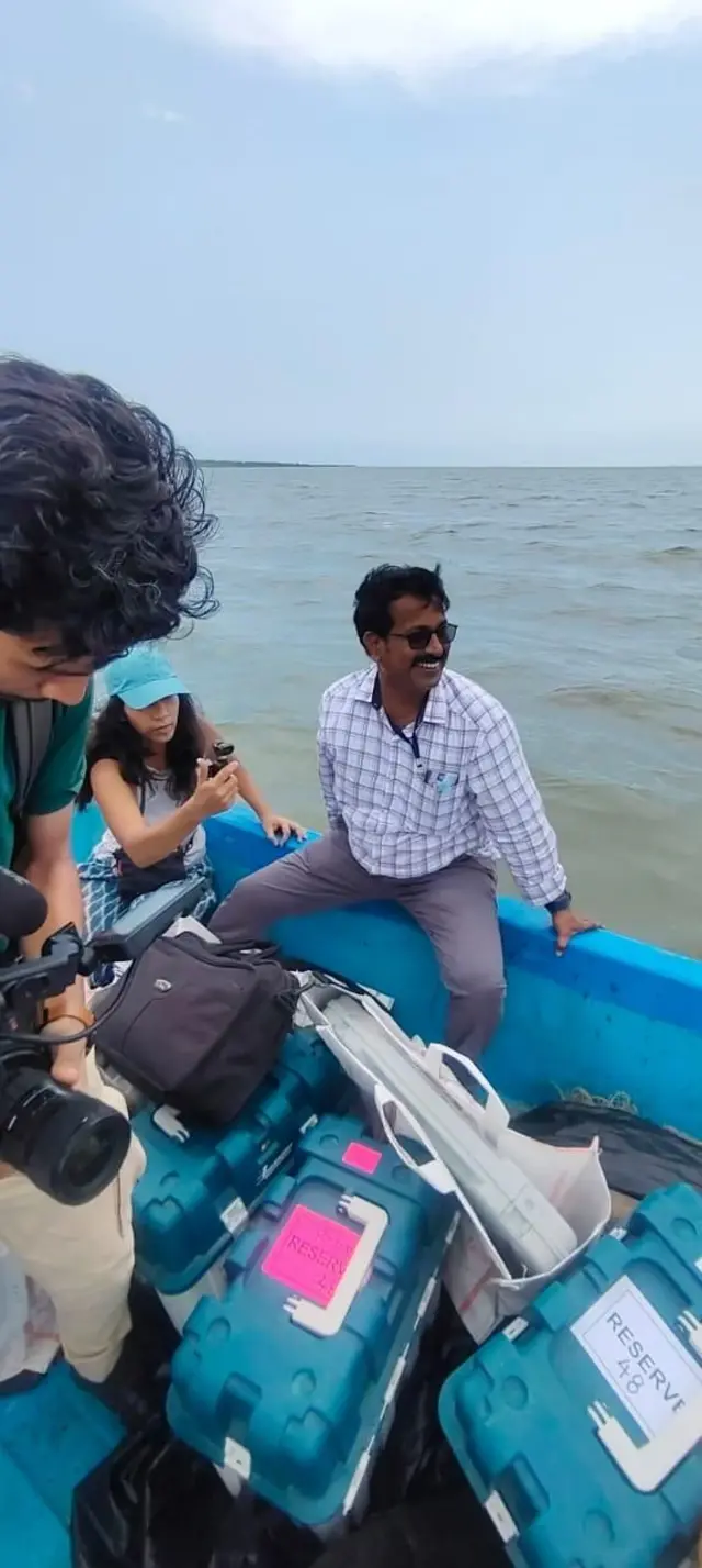 హోప్ ఐలాండ్‌కు పడవలో ఈవీఎంలు