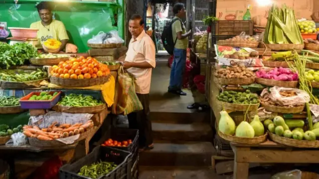 भारतात आता सणासुदींचे दिवस आहेत आणि त्यात महागाईचा भडका उडाला आहे 