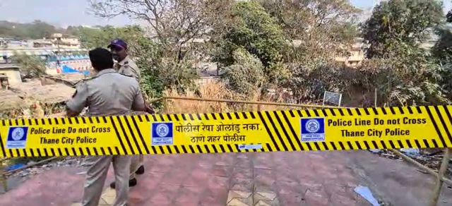 अंबरनाथमध्ये रेल्वे स्थानकाजवळ असलेल्या एका पुलाजवळ ही घटना घडली.