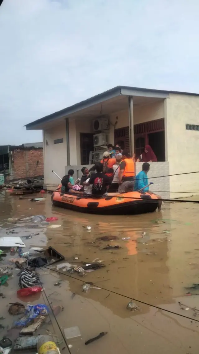 Proses evakuasi warga di Kota Bekasi (4/3), Jawa Barat.