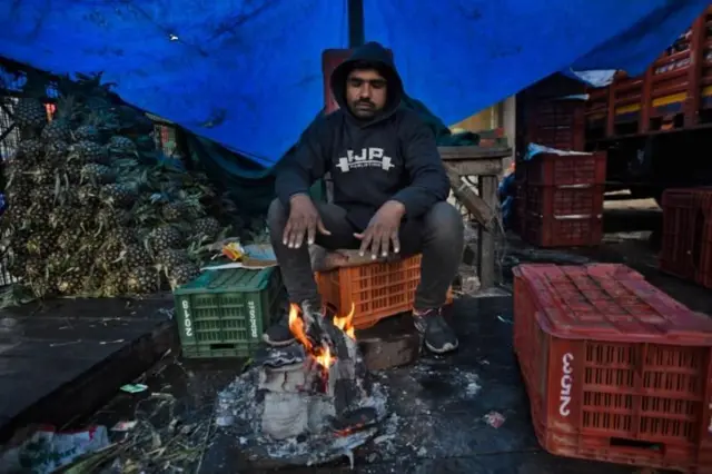 மேலும், நீண்ட காலம் குறைந்த அளவு தண்ணீர் குடிப்பது சோர்வு, தலைவலி, தலைச்சுற்றல், தோல் வறட்சி போன்ற பிரச்னைகளுக்கு வழிவகுக்கும்.