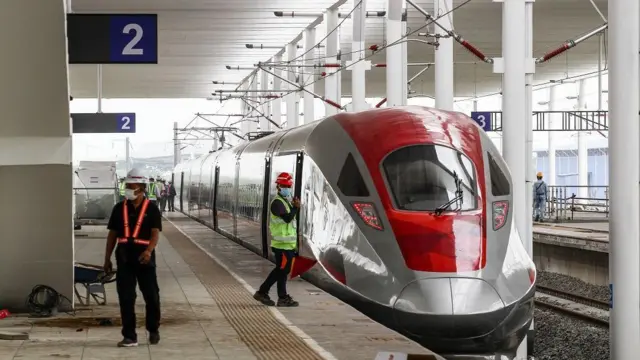 Kereta Cepat Jakarta-Bandung (KCJB) melaju saat uji dinamis di Tegalluar, Bandung.