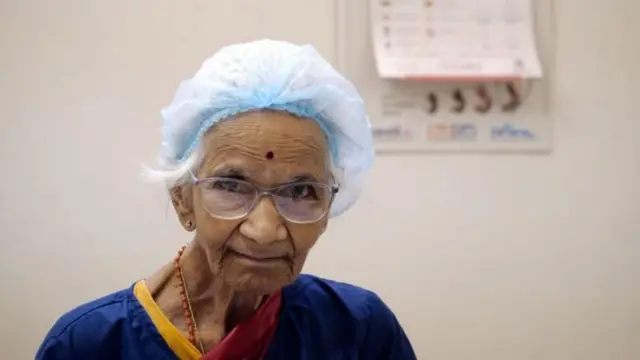 वृद्धापकाळातही डॉ. श्रीमाथी आजही समर्पित भावनेनं रुग्णांची सेवा करत आहेत.