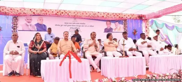 நிகழ்ச்சி மேடையின் முன் வரிசையில் அமர்ந்திருந்த ஷைலேஷ் பட்