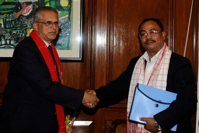 2011 में उल्फा नेता अरविंद राजख्वा (दाएं) और भारत के गृह सचिव के बीच बैठक की एक तस्वीर.