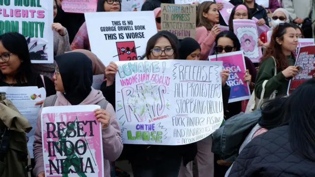 Para mahasiswa dan komunitas diaspora di Melbourne, Australia melakukan aksi di Federation Square, Melbourne, Selasa (02/09)