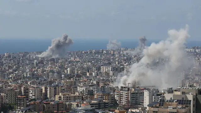 Дым поднимается над жилым районом после израильского удара по Бейруту (Ливан) 8 апреля 2026 года.