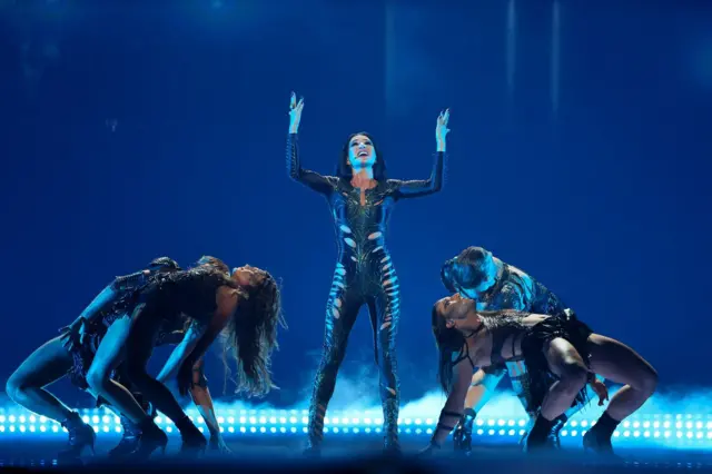 Žene u uskim kožnim kombinezonima na sceni