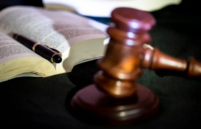 நீதியை குறிக்கும் சட்டபுத்தகம், பேனா, சுத்தியல் 