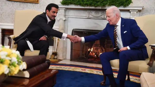 الرئيس الأمريكي جو بايدن وولي العهد السعودي محمد بن سلمان وهم يتصافحان.