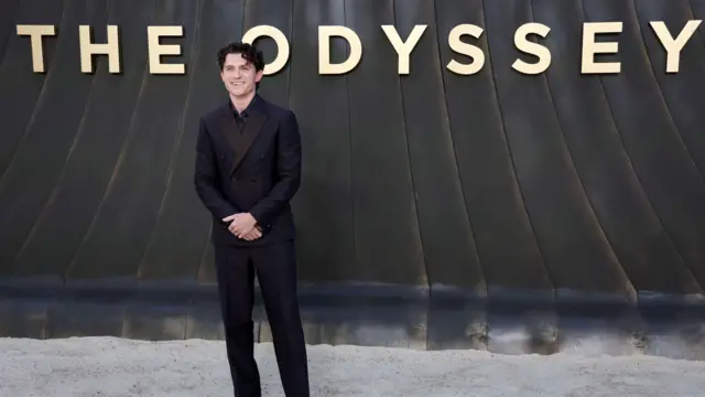 Tom Holand u crnom odelu na premijer i filma Odiseja
