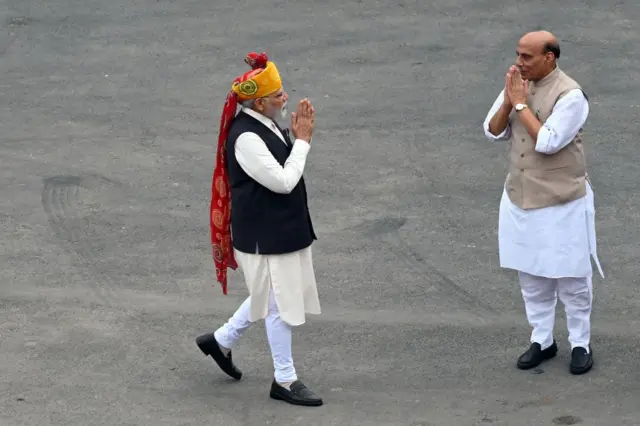 দিল্লির লাল কেল্লায় স্বাধীনতা দিবসের অনুষ্ঠানে প্রধানমন্ত্রী মোদীকে স্বাগত জানাচ্ছেন রাজনাথ সিং। ২০২৩