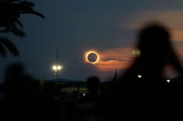 La corona solar resplandece mientras la Luna oculta totalmente el Sol durante la fase de totalidad del eclipse solar total, visto desde la playa del Arenal en Llucmajor, en la isla balear de Mallorca, el 12 de agosto de 2026.