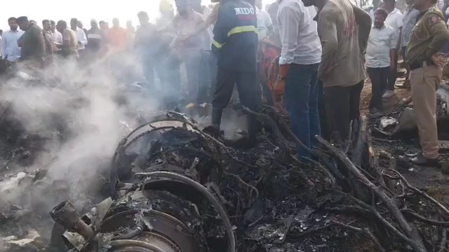 क्रैश इतना ज़बरदस्त था कि लीयरजेट 45 एक्सआर विमान बुरी तरह से तहस नहस हो गया. 