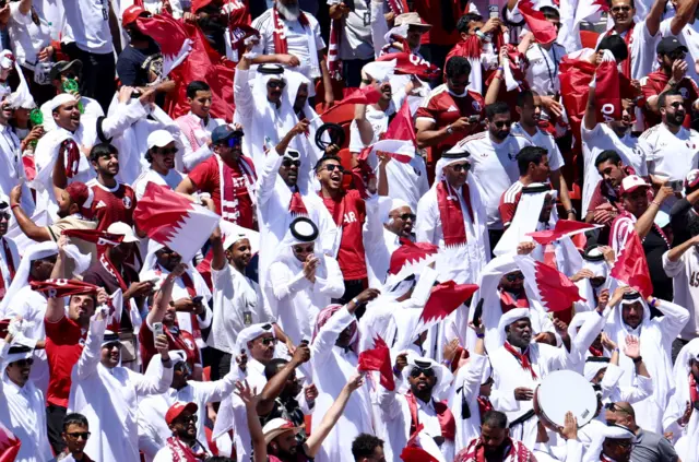 الجماهير القطرية سعيدة بتعادل 