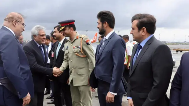 इसहाक़ डार की तस्वीर