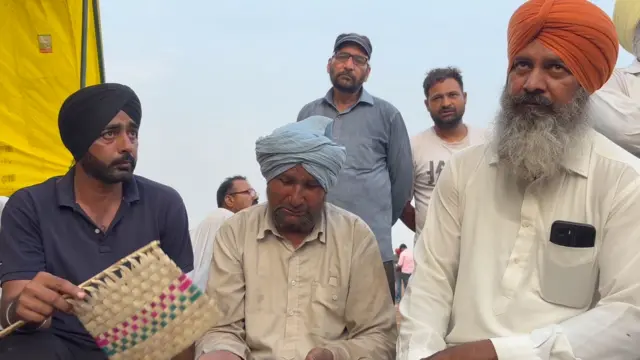 ਰੌਂਦੇ ਹੋਏ ਨਿਰਵੈਰ ਦੇ ਦਾਦਾ ਅਤੇ ਕੋਲ ਬੈਠੇ ਹੋਰ ਲੋਕ।
