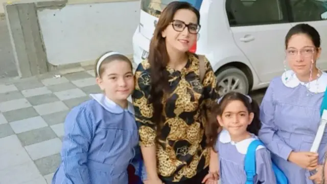 سالي مع بناتها الثلاث